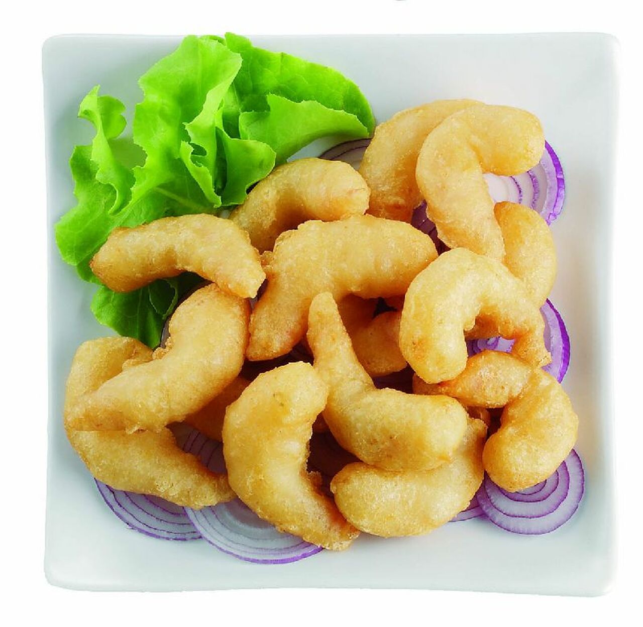 tempura garlic prawns on bed of red onion slices and lettuce garnish on square plate